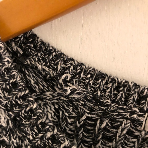 Black and White H&M Sweater - Picture 5 of 5